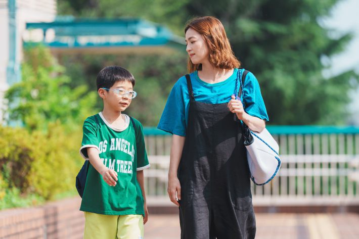 「こんばんは、朝山家です。」©ABCテレビ