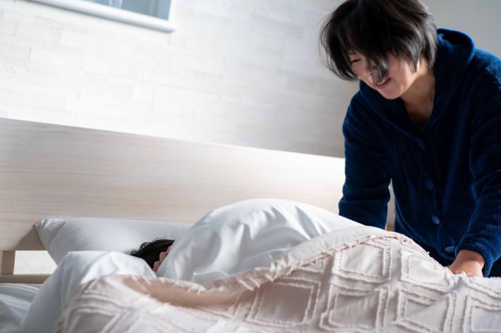 母親に起こされる子ども