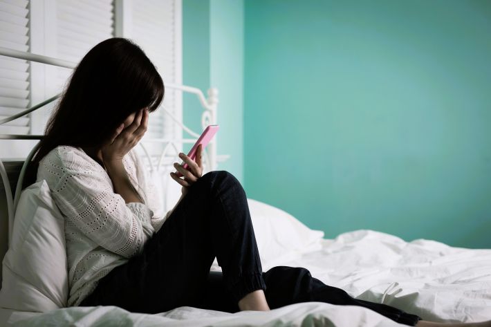 スマホを見る少女