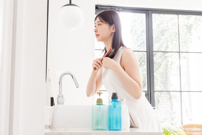 身支度する女性