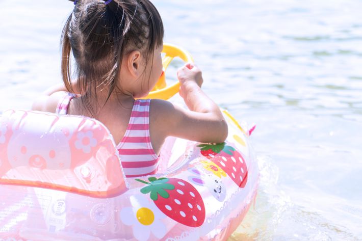海で遊ぶ子ども　海水浴・浮き輪