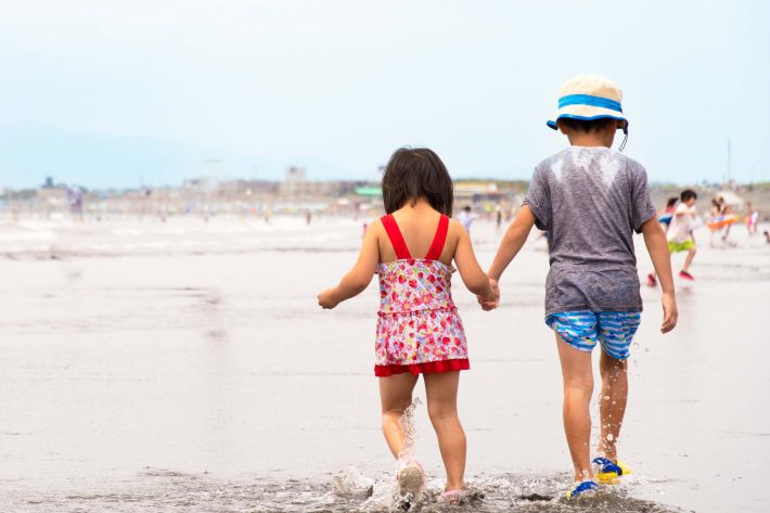 海で遊ぶ子ども