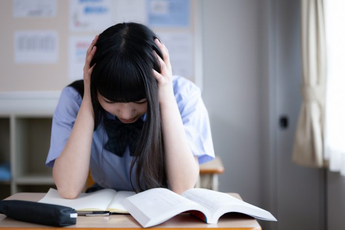 悩む学生
