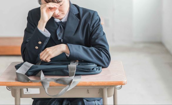 うつむく中高生