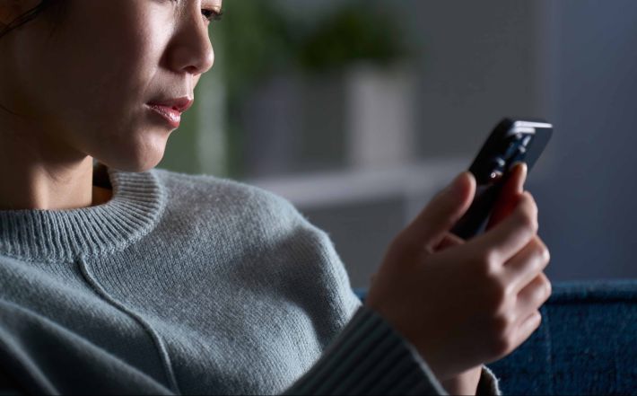 スマホを見る女性