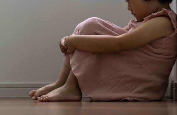 部屋の隅で落ち込む女の子