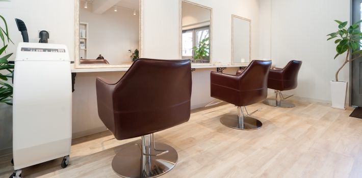 ヘアサロン（美容室）の内観　セット面　いすと鏡