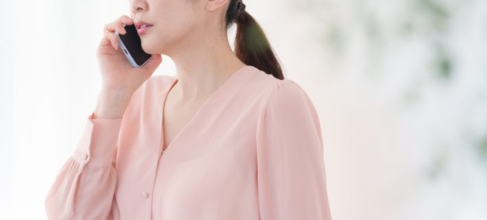 スマホで通話する女性