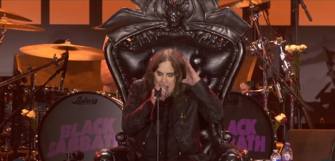 ラスト公演「Back to the Beginning」で歌うオジー・オズボーン