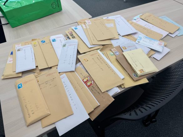 机いっぱいに広げられた封筒