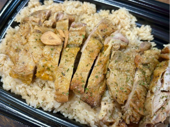 「にんにく香る！スパイシーチキン」734円（税込）