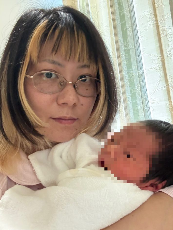 生まれたばかりの息子とのツーショット