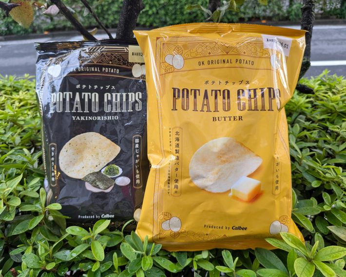 オーケーとの共同開発商品「ポテトチップス やきのりしお味」、「ポテトチップス バター味」100gで価格は145円