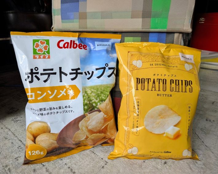 ライフやオーケーなどのスーパーでは、カルビーとの共同開発商品が発売されている