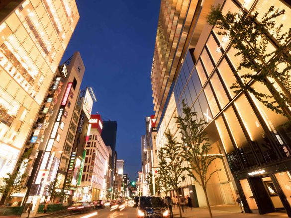 銀座シックスと中央通り