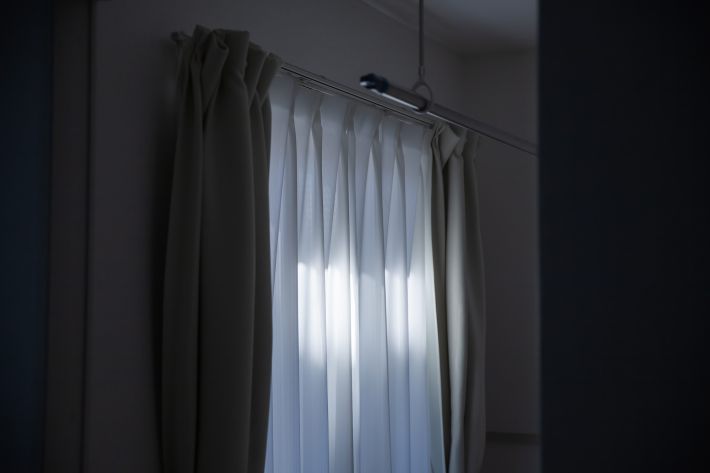 暗い部屋 窓　カーテン