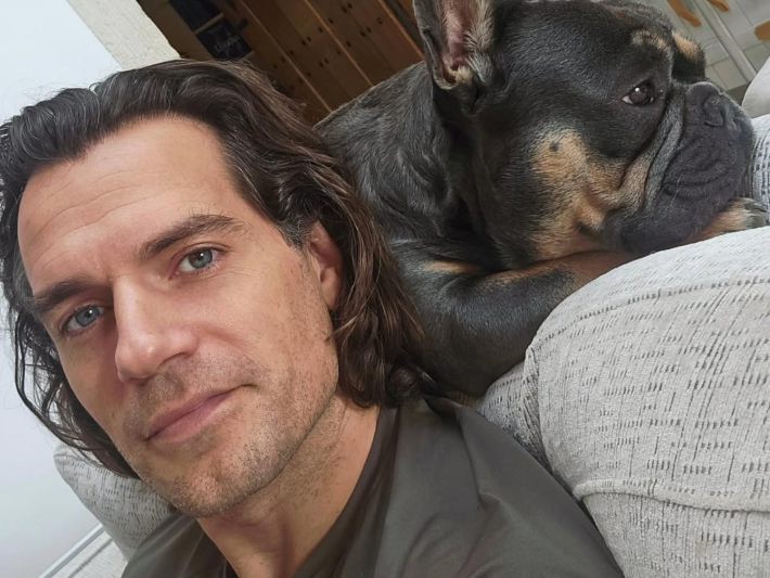 愛犬とくつろぐ写真を投稿したヘンリー・カヴィル