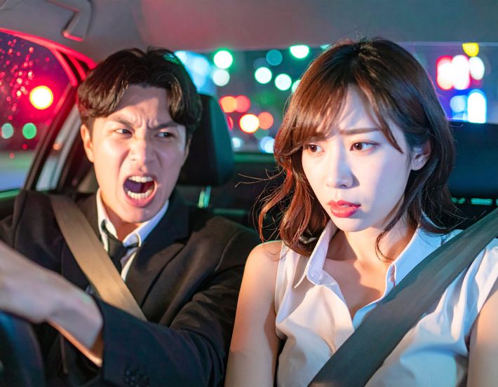 怒鳴る男性と冷める女性