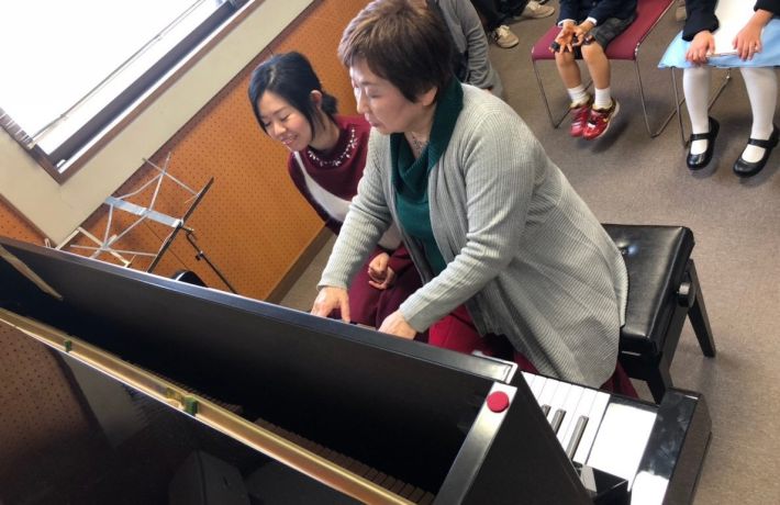 ピアノ教室のクリスマス会での私と母