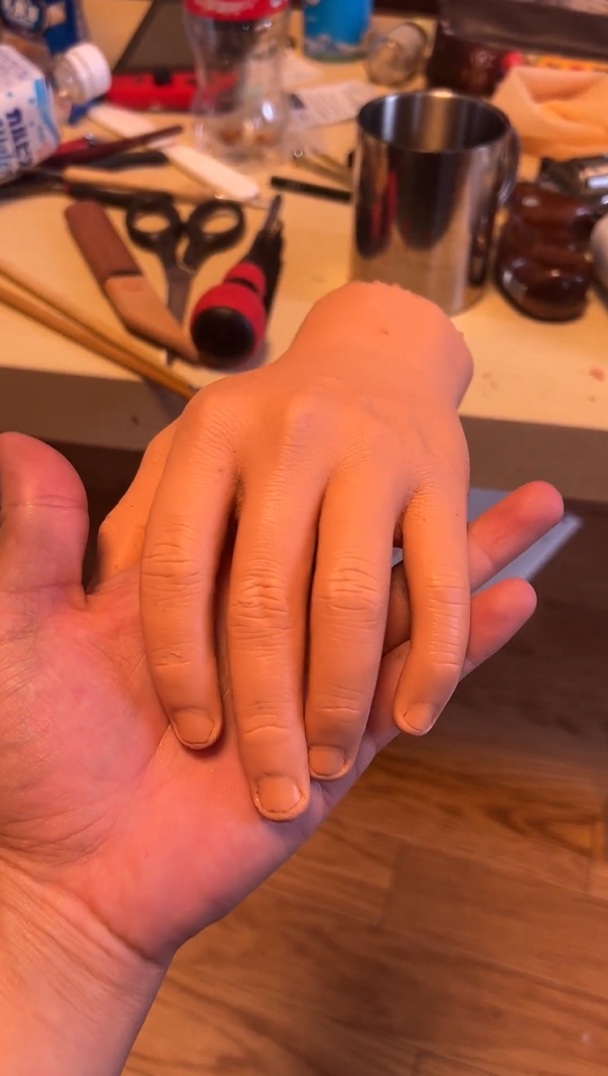 指の第一関節と第二関節、拳の骨がめちゃめちゃリアル