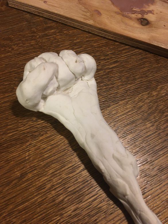 小3のときに紙粘土でつくった左手。すでに才能が窺える