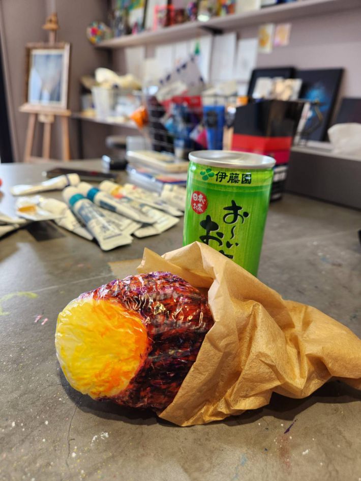 さつまいもを模したおにぎりアート。それっぽい紙を巻いてそれっぽくしてある