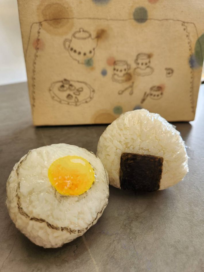 質素な塩おにぎりに目玉焼きとのりを描き、テンションを上げようとしたのがきっかけ