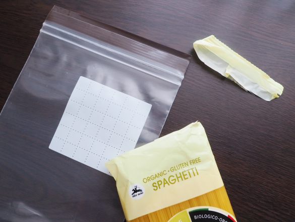 パックと麺を並べる