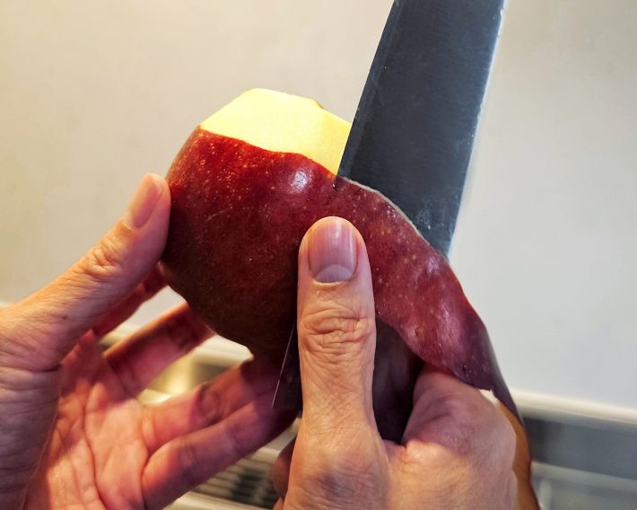 リンゴの皮むき中