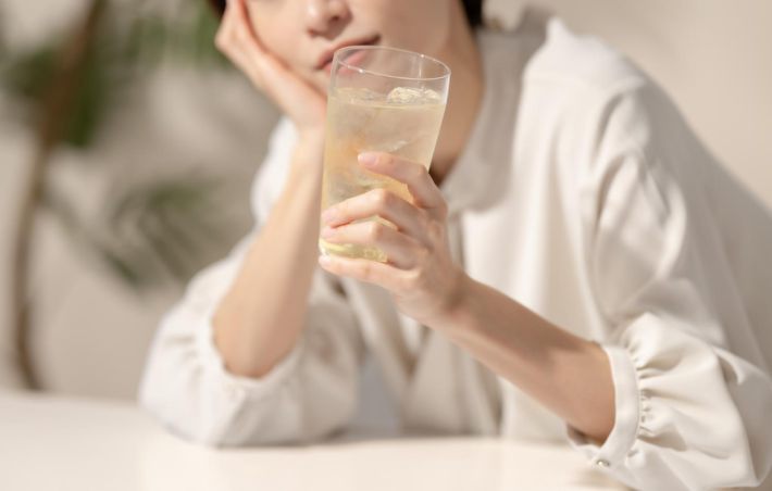 お酒を飲む女性