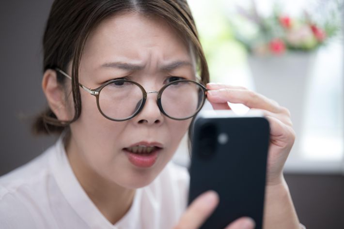 スマホを見る女性