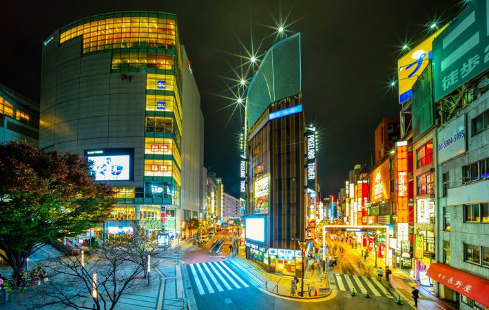 東京・新宿駅前夜景