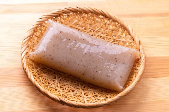 竹ざるに置かれた板こんにゃく