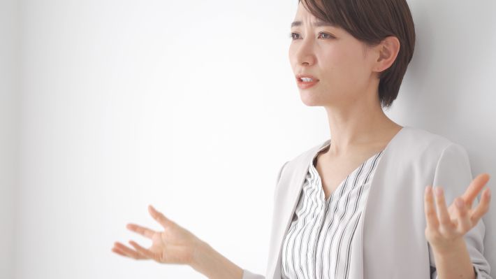 注意する、怒る女性