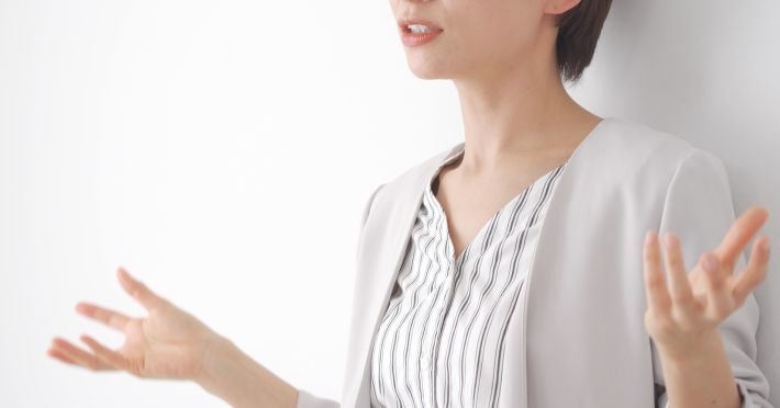 注意する、怒る女性