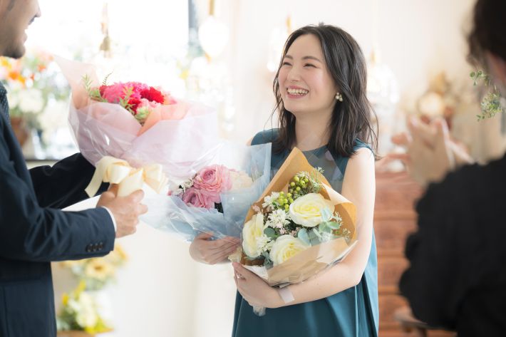 称賛される女性