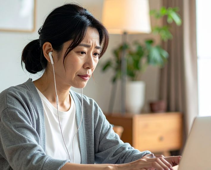 パソコンにむかって神妙な面持ち