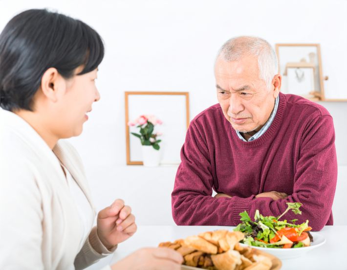 お腹を押さえて文句を言う様子