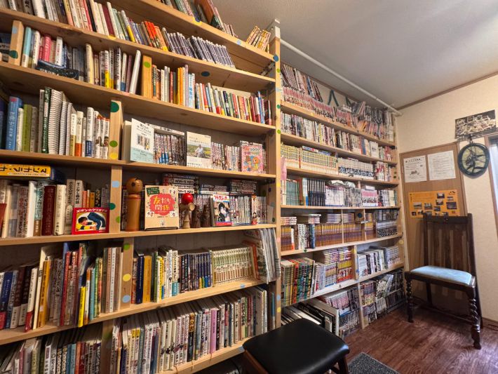 壁一面の本棚には寄贈された本がびっしりと並んでいる
