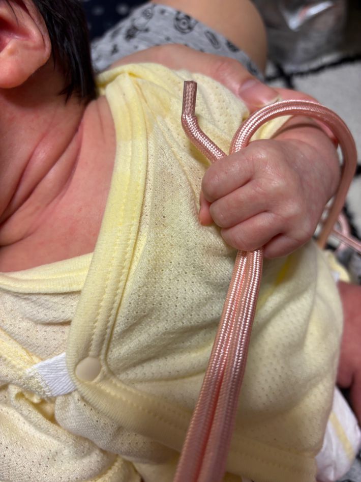 紐をつかんでいる息子