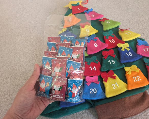 サンタ柄のキャンディセットが別添されている