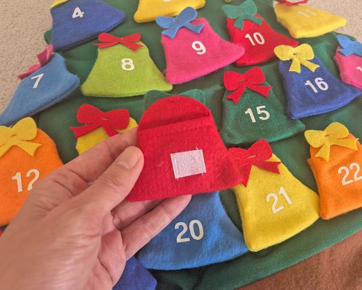 ベル型ポケットの裏側にマジックテープがついている