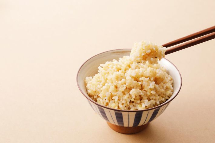 お茶碗に盛られた玄米