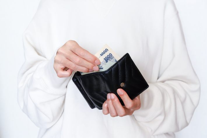 財布からお金を出す手元