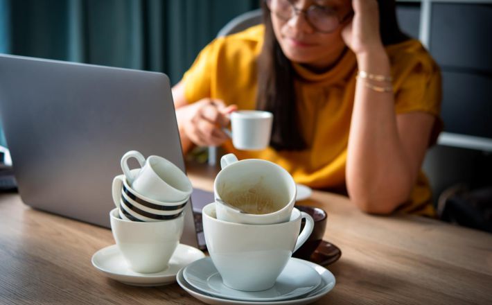 コーヒーを多量摂取する女性