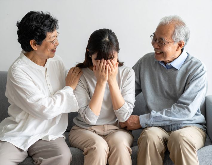 励ましているつもりの義両親