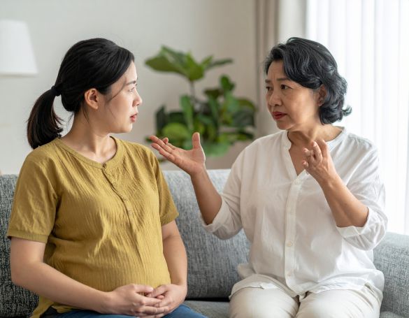 義母が妊婦を叱る場面