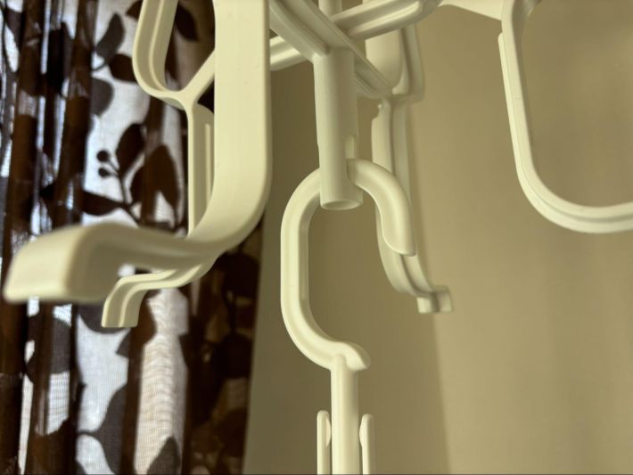 カインズ「吊るしても立たせても干せるシューズハンガー」