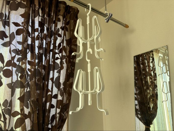 カインズ「吊るしても立たせても干せるシューズハンガー」