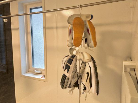 カインズ「吊るしても立たせても干せるシューズハンガー」